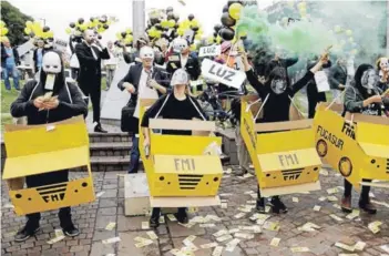  ?? FOTO: BLOOMBERG ?? Protestas en Buenos AIres.