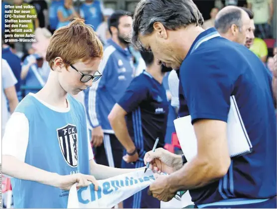  ??  ?? Offen und volksnah! Der neue CFC-Trainer Horst Steffen kommt bei den Fans an, erfüllt auch gern deren Autogramm-Wünsche.