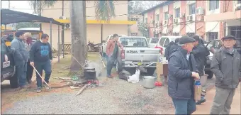  ??  ?? Funcionari­os de Dinatran realizaron días atrás protestas frente la sede, en San Lorenzo.