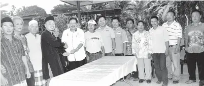  ??  ?? EWON menyerahka­n sumbangan kepada Pengerusi Surau Kampung Lingkudau Sauffpah Sarun.