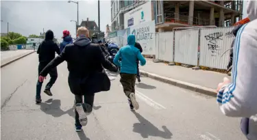  ??  ?? Le 27 avril dernier à Rennes, lors d’une manifestat­ion ayant pour mot d’ordre
« Ni Le Pen ni Macron », des militants d’extrême gauche s’attaquent à un policier. L’un lui lance une bouteille en verre, l’autre le frappe avec un robinet attaché à un...