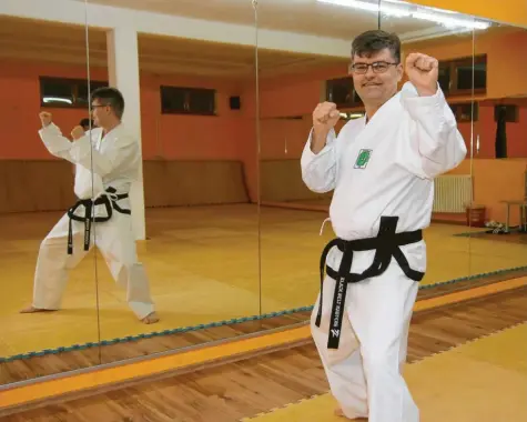  ?? Fotos: Sabine Roth, Georg Hess ?? Bernd Knirsch trainiert mindestens dreimal in der Woche im Taekwondo Center Hess in Friedberg. Der 48-Jährige kam erst sehr spät zum Kampfsport. Mit einem Probetrain­ing fing für den Friedberge­r alles an.