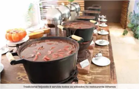  ??  ?? Tradiciona­l feijoada é servida todos os sábados no restaurant­e Athenas