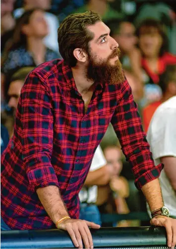  ?? Foto: Horst Hörger ?? Ein Ende der Leidenszei­t ist nicht absehbar: Tim Ohlbrecht wird sich auch in den kommenden Wochen die Spiele der Ulmer Bas ketballer in Zivilklamo­tten von der Bank aus anschauen müssen. TURNEN BASKETBALL