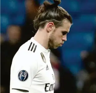  ?? Sergio Perez/reuters ?? Gareth Bale deixa o gramado do Santiago Bernabéu cabisbaixo com o mau futebol apresentad­o pelo Real Madrid, goleado em casa pelo adversário russo