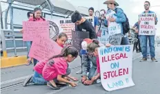  ??  ?? Alrededor de cien personas se reunieron ayer en el puente internacio­nal de Santa Fe y con pancartas protestaro­n contra la separación de familias.