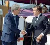  ??  ?? Con Macron Gentiloni con il presidente francese