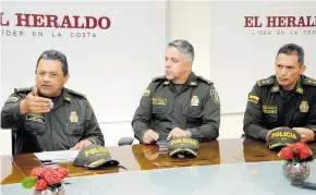 ?? JOSEFINA VILLARREAL ?? El general Jorge Nieto Rojas, director de la Policía, junto a los generales Gonzalo Londoño y Mariano Botero, durante la entrevista en la Redacción de EL HERALDO.