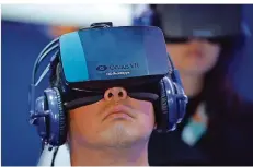  ?? FOTO: ROBYN BECK/DPA ?? Die VR-Brille Oculus Rift des Facebook-Konzerns sollen Nutzer demnächst auch mit bloßen Händen steuern können.