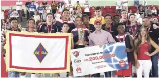  ?? FUENTE EXTERNA ?? El equipo del Instituto Iberia, de Santiago, es premiado por Shariff Quiñones, Gerente de Promocione­s de Claro, como campeón de séptima edición del Intercoleg­ial Claro de Futsal masculino.