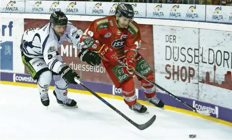  ?? FOTO: IMAGO ?? In der entscheide­nden Saisonphas­e ist DEG-Kapitän Darryl Boyce (rechts, gegen Straubings Dylan Yeo) wieder mit an Bord.