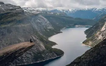  ?? FOTO BOUMEDIENE BELBACHIR ?? Foto’s van mensen die op de rand van de Trolltunga zitten zijn heel populair op sociale media.