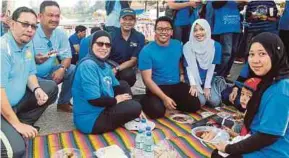  ??  ?? Datuk Zahrah Abd Wahab Fenner (third from left) with SSM staff and their families.