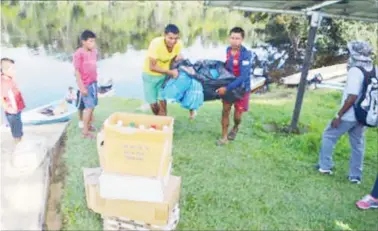  ?? (GINA photo) ?? Youths in Kako, Region Seven help in offloading the supplies.