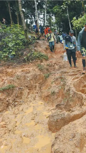  ?? / EFE ?? Migrantes venezolano­s suben una montaña con la intención de llegar a Panamá, el 8 de octubre de 2022, en el Tapón del Darién (Colombia).