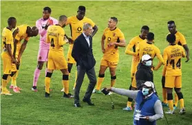  ?? Images /Gallo ?? Kaizer Chiefs coach Stuart Baxter and his players during the Carling Black Label Cup match against Orlando Pirates. Amakhosi are facing the wrath of the league after their failure to honour two games.