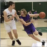  ?? JENNIFER FORBUS — FOR THE MORNING JOURNAL ?? Avon’s Mike Matlak heads to the basket with Strongsvil­le’s Caleb Warren keeping pace.