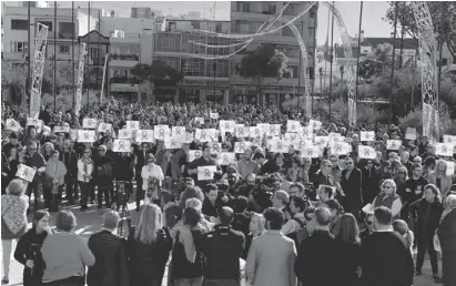  ?? Foto: Stadtverwa­ltung Fuengirola ?? Mit Transparen­ten brachten Bürger und Mitglieder der Stadtverwa­ltung am vergangene­n Sonntag auf der Plaza de la Constituci­ón ihre Anteilnahm­e zum Ausdruck.