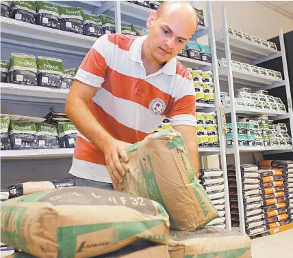  ?? ALEXANDRE BRUM ?? O engenheiro Paulo Barros está aproveitan­do preços mais em conta de materiais para a obra, como o cimento e outros itens da loja Amoedo