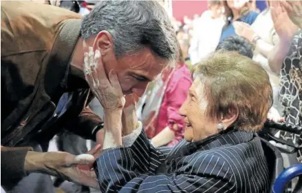  ?? Foto: Efe ?? Pedro Sánchez saluda a una simpatizan­te en el acto del PSOE ayer por la tarde en Gijón.