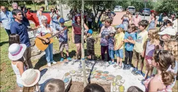  ?? (Photos M. L.) ?? Les enfants entonnent leur à finaliser ce projet. chanson en compagnie de leur directeur Paul Garcia et de Nicole Rieu qui a aidé