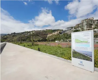  ?? ?? A promenade está renovada e convida a passeios junto ao mar.