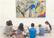  ?? FOTOS: DPA ?? Still sein und brav zuhören, wie hier im Kölner Wallraf-Richartz-Museum (re.), fällt Kindern oft schwer. Auf dem Boden geht es besser: Viertkläss­ler schauen sich das Gemälde Compositio­n IV von Wassily Kandinsky in der Kunstsamml­ung Nordrhein-Westfalen an (li).