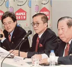  ?? PIC BY AMIRUDIN SAHIB ?? (From left) Home Ownership Campaign (HOC) organising committee chairman Datuk N. K. Tong, Real Estate and Housing Developers’ Associatio­n Malaysia president Datuk Soam Heng Choon and Malaysia Property Expo organising chairman Datuk Ng Seing Loong at the briefing on HOC 2019 in Kuala Lumpur on Monday.