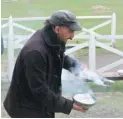  ??  ?? En la Estancia 25 de Mayo, explicació­n acerca del trabajo rural patagónico y de cómo preparar café carretero.