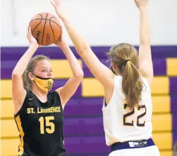  ?? STEVE JOHNSTON / DAILY SOUTHTOWN PHOTOS ?? St. Laurence’s Ryann Houbolt (15) looks to pass against Chicago Christian’s Alyssa Boersma (22) during the championsh­ip game of the Chicago Christian Christmas Tournament on Thursday.