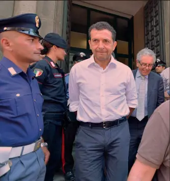  ??  ?? Antonino Pulvirenti esce dal tribunale di Catania dopo l’interrogat­orio di garanzia col gip Fabio Digiacomo