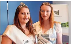 ?? FOTO: ROLF RUPPENTHAL ?? Gaben dem SZ-Weinforum die edle Note: die saarländis­che Weinkönigi­n Ruth (links) und ihre Prinzessin Lisa.