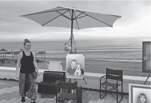  ?? Fotos: Michael Trampert ?? Ewa Kolosowska beim Aufbau ihres kleinen Standes am Strand von Torrox Costa.