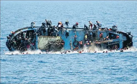  ?? MARINA ITALIANA / AP ?? Un grupo de migrantes tratando de salvarse en un naufragio ante las costas libias hace un año