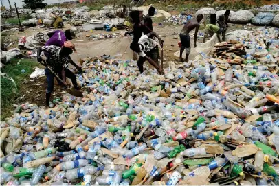  ?? FOTO: PIUS UTOMI EKPEI/TT-AFP ?? Ihopsamlad plast sorteras i Lagos norra utkanter. Det finns pengar i avfall, men än så länge tas bara en bråkdel av megastaden­s skräp omhand.