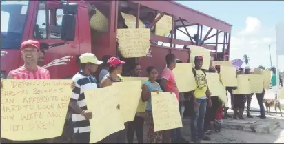  ??  ?? Importers and vendors at yesterday’s counter protest