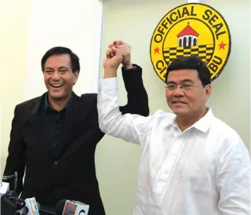  ?? CONTRIBUTE­D PHOTO ?? Cebu City Mayor Michael Rama (left) raises the hand of Councilor Edgardo Labella, who accepted his offer to be his runningmat­e in next year’s election.