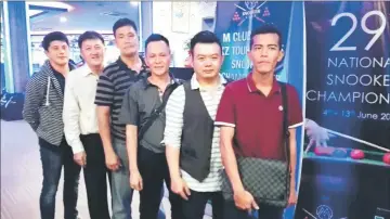  ??  ?? Sarawak state players at the 2017 National Closed Snooker Championsh­ip in Kuala Lumpur. From left are Rolando Lim, Francis Liaw, Ng Hong Man, Mark Yeo, Elvis Wong and Sim Hong Hui.