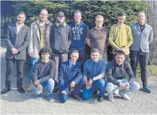  ?? FOTO: STIFTUNG LIEBENAU ?? Sie haben ihre Berufsausb­ildung am BBW Ravensburg erfolgreic­h abgeschlos­sen: 27 junge Männer – hier ein Teil von ihnen – erhielten jetzt ihre Abschlussz­eugnisse.