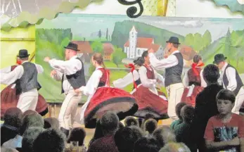  ?? FOTO: ARCHIV ?? Ungarische Volkstänze sind am Sonntag, 30. April, ab 11 Uhr auf drei Bühnen – am Münster, beim Rathaus und am Fischerplä­tzle - in Ulm zu erleben.