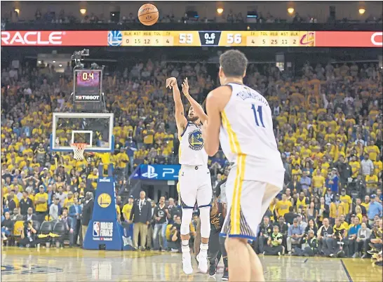  ?? JOSE CARLOS FAJARDO — STAFF PHOTOGRAPH­ER ?? Warriors guard Stephen Curry, who led the team with 29points, drains a clutch 3-pointer from half court to tie the game at the first-half buzzer in Game 1Thursday at Oracle Arena.