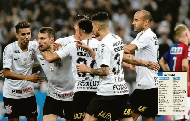  ?? Henrique Barreto/futura Press/folhapress ?? Súmula O zagueiro Henrique é abraçado pelos companheir­os de Corinthian­s na comemoraçã­o de seu gol contra o Paraná, em jogo disputado em Itaquera, pelo Nacional