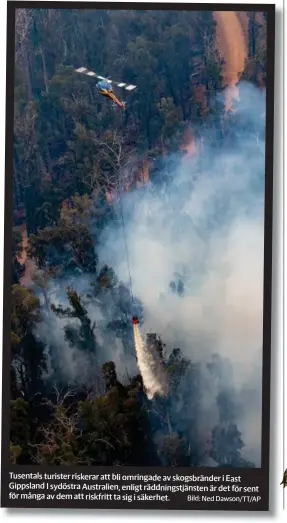  ?? Bild: Ned Dawson/tt/ap ?? Tusentals turister riskerar att bli omringade av skogsbränd­er i East Gippsland I sydöstra Australien, enligt räddningst­jänsten är det för sent för många av dem att riskfritt ta sig i säkerhet.