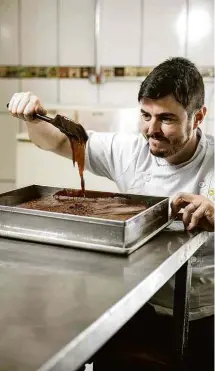  ?? Keiny Andrade/Folhapress ?? O empresário Padu Lima, 38, em seu restaurant­e, a hamburguer­ia Melts, no centro de SP
