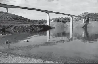  ?? Guy Mccarthy
/ Union Democrat ?? Significan­t rainfall came to central and northern California over the past weekend.this is the Stevenot Highway 49 Bridge that connectstu­olumne and Calaveras counties, from thetuolumn­e County side of the reservoirt­uesday morning.