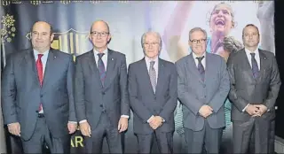  ??  ?? Representa­ción del club Òscar Grau, Jordi Cardoner, Silvio Elías y Xavier Vilajoana, con Alfonseda