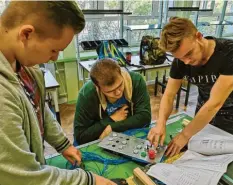  ?? Foto: Jennifer Stoy ?? Polnische und deutsche Schüler beim gemeinsame­n Verdrahten der Bedieneinh­eit für die Steuerung der Modellanla­ge. Von links: Michal Debowski, Wilhelm Wotschel, Joshua Umlauf.