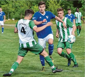  ?? Foto: Thorsten Jordan ?? Die Penzinger (Mitte) zeigten den Gästen vom SV Aubing ihre Grenzen auf: Mit 3:1 setzte sich das Team von Trainer Roland Krötz durch und kann am letzten Spieltag den Verbleib in der Bezirkslig­a klarmachen.