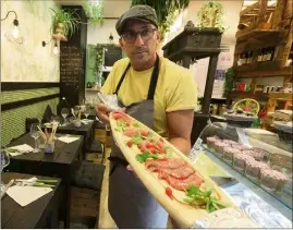  ?? (Photos Cyril Dodergny) ?? Lynwood Loudy avec une planche de saumon gravelax et saumon fumé au CBD. De nombreux autres plats parfumés à la fleur de cannabis sont également au menu : burger au saumon fumé, planche de charcuteri­e ou cookies.