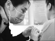  ?? ZHANG TAO / FOR CHINA DAILY ?? A woman receives an HPV vaccinatio­n at a hospital in Zhengzhou, Henan province, last month.